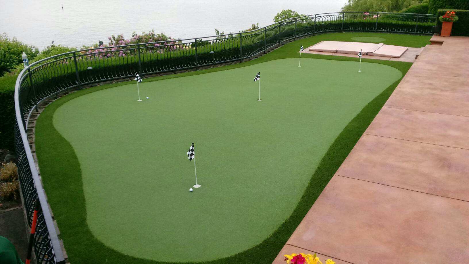 Backyard golf putting green